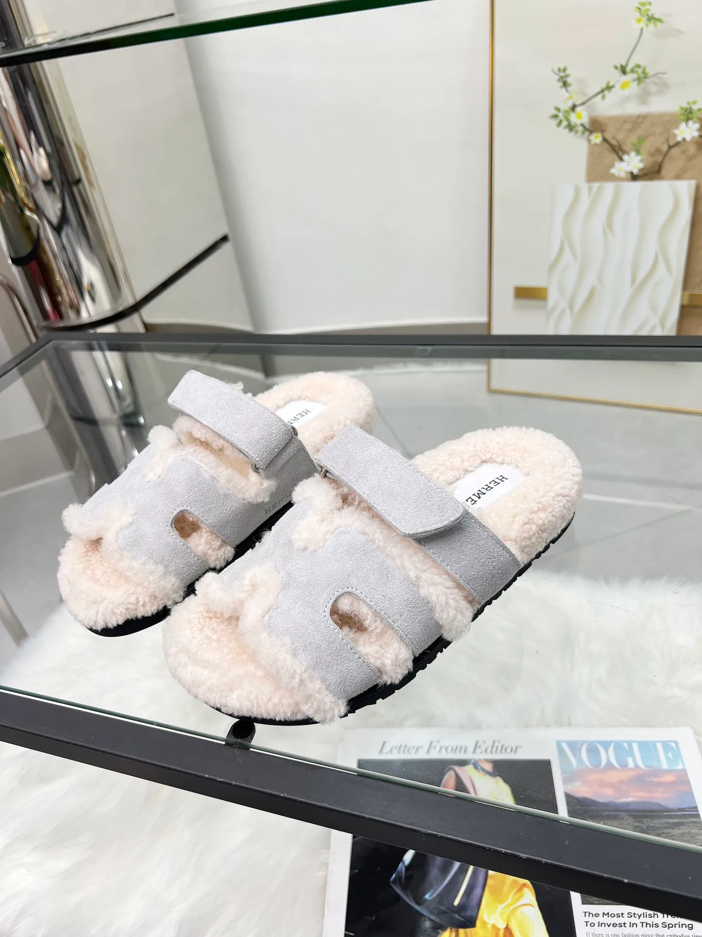 👟👟Ex-factory price 440👟👟 🌸[HERMES] My horse’s classic hot style second uncle🐑wool slippers🆕 are now available. A must-have item for autumn and winter ✅ Versatile and fashionable at home and out on the street 🍀The colors are extremely colorful! Walking Tuscany! TPR non-slip outsole is super light ️ Super comfortable on the feet without any sense of restraint I can’t stop drinking coffee ☕ My second uncle can’t take it off Color: maroon sand color light gray haze blue leather surface black code number: 35-40 (41 customized, non-returnable) Factory ready supply
